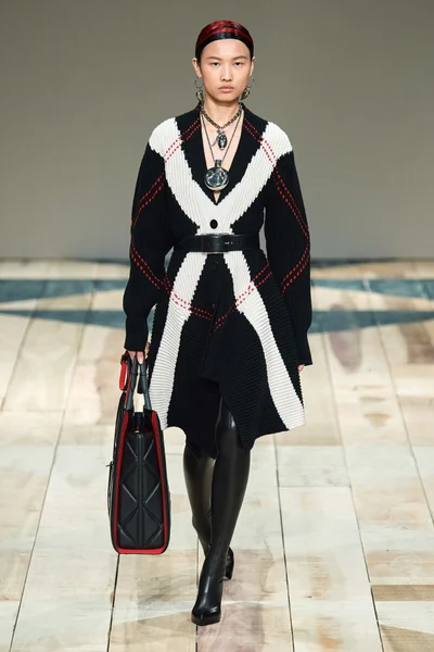 Look 19